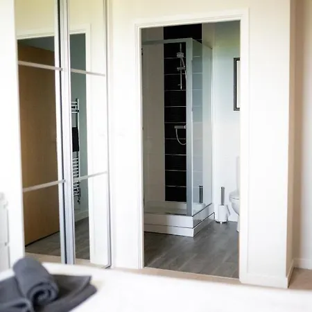 דירה Stunning Sea Views, Luxury Beaches & Restaurants Are A Short Walk Away *