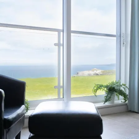 Stunning Sea Views, Luxury Beaches & Restaurants Are A Short Walk Away Apartment *