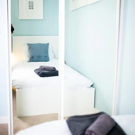 Apartment Stunning Sea Views, Luxury Beaches & Restaurants Are A Short Walk Away