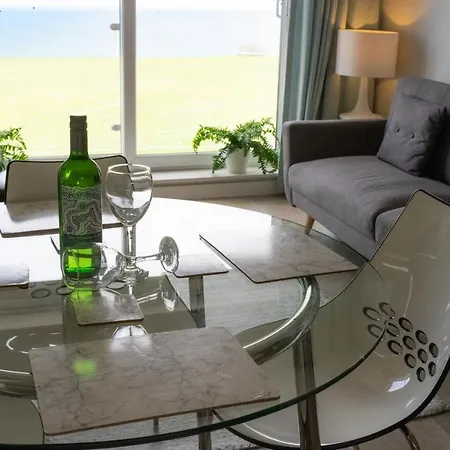 Apartment Stunning Sea Views, Luxury Beaches & Restaurants Are A Short Walk Away *