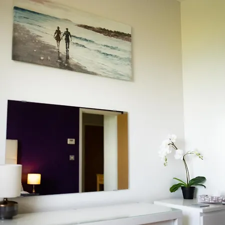 Apartment Stunning Sea Views, Luxury Beaches & Restaurants Are A Short Walk Away